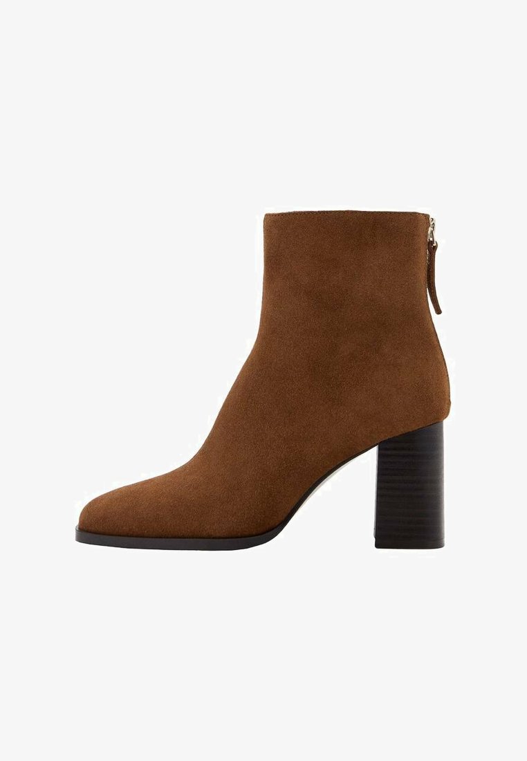 Botín de ante marrón hasta el tobillo con punta cuadrada, material texturizado y un tacón apilado de 3 pulgadas. Presenta una cremallera lateral para facilitar su uso.