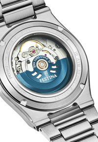 Klocka i rostfritt stål med en transparent baksida som avslöjar en blå rotor och detaljerad mekanism, märkt "Festina."