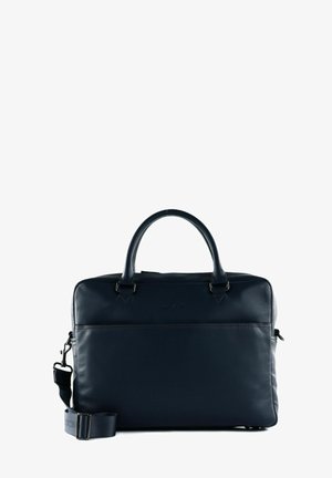 Malette en cuir marine avec double poignée, bandoulière ajustable, poche frontale et détails de couture subtils. Texture lisse et design élégant.