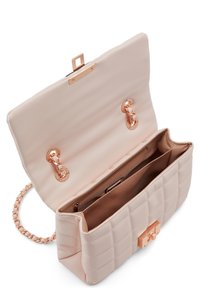 Růžová kabelka s prošívaným vzorem a hladkým povrchem, se zlatými detaily a řetízkem. Obsahuje prostornou vnitřní přihrádku s uzavíratelnou sekcí.