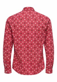 Rode blouse met lange mouwen, knoopsluiting en witte en zwarte sterpatronen, weergegeven vanaf de achterkant, met een klassieke kraag en knoopmanchetten.