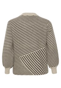 Pull en laine affichant un motif à rayures beige et marron, avec une coupe décontractée, des poignets côtelés et un design diagonal distinctif au dos.