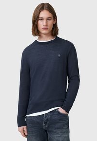 Marineblaues Strickpullover mit Rundhalsausschnitt und gerippten Bündchen. Verfügt über ein kleines gesticktes Logo auf der Brust und ein strukturiertes Muster.