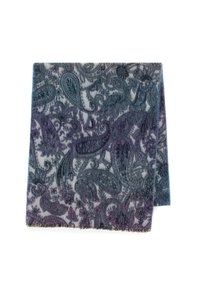 Sciarpa con motivo paisley in tonalità di blu, viola e grigio. Tessuto morbido con bordi frangiati, presenta intricati design floreali e paisley.