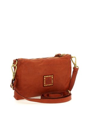 Piccola borsa a tracolla in pelle marrone con borchie dorate sulla toppa frontale e tracolla removibile con fibbie dorate.