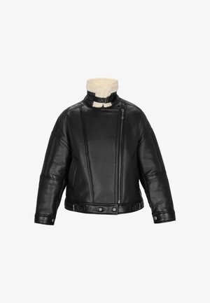 Melna ādas jaka ar augstu mākslīgā kažoka apkakli, asimetrisku priekšējo rāvējslēdzēju un poga pogām. Iespējas ietver drosmu šuvēm un kvadrātveida dizainu.