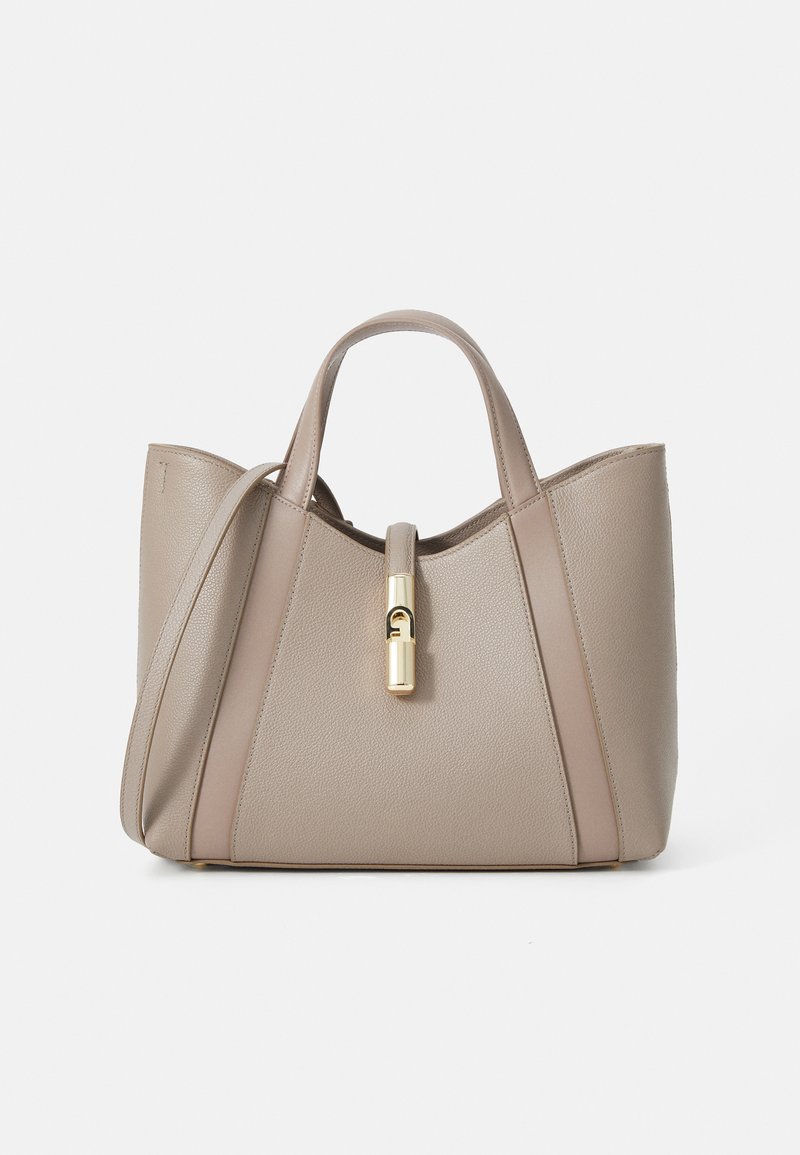 Beige Leder-Shopper mit doppelten Tragegriffen, einem goldenen Verschluss und einem strukturierten Design, das kontrastierende glatte und texturierte Paneele aufweist.