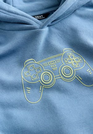 Modrá mikina s kapucí se žlutou grafikou herního ovladače na přední straně. Vyrobena z měkké tkaniny, má volný střih a nastavitelnou kapuci.