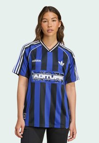 Modrý a černý pruhovaný dres s krátkými rukávy, s výstřihem do V a vyšitým logem/textem na přední straně. Vyrobeno z lehkého syntetického materiálu.