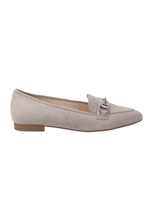 Grijze suède loafers met een lage hak, voorzien van een voorklep en zilverkleurige hardware. Gladde textuur en puntige neus.