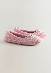 Pantofole trapuntate rosa con una texture morbida, punta arrotondata e dettaglio a fiocco sulla parte frontale. Progettate per il comfort, con una morbida fodera interna.