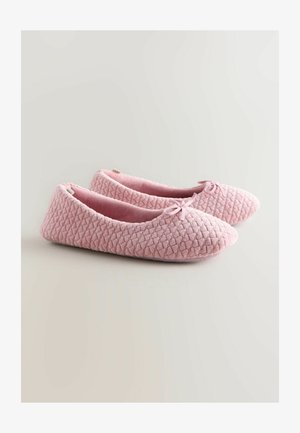 Roosad vilditud sussid, pehme tekstuuriga, ümarate varvaste ja ees nöörilipsuga. Mõeldud mugavuseks, pehme sisemusega.