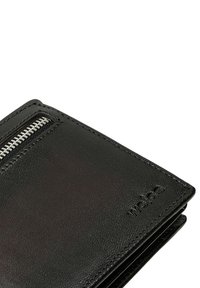 Czarny skórzany portfel z kieszenią na zamek, o gładkiej fakturze, widocznym przeszyciu i tłoczonym logo na przedniej stronie. Kompaktowy, prostokątny kształt.