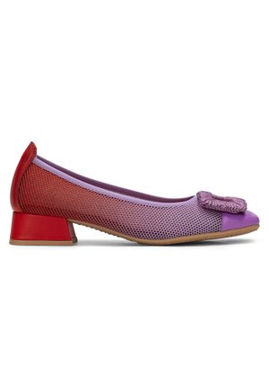 Ballerine in rete viola e rossa con tacco basso a blocco, caratterizzate da un accento floreale testurizzato sulla punta e un bordo sintetico liscio.