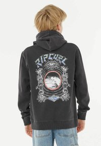 Zwarte hoodie met een grafische print van een oog, schedels en maritieme beelden op de achterkant. Beschikt over een capuchon met trekkoord en geribde manchetten.
