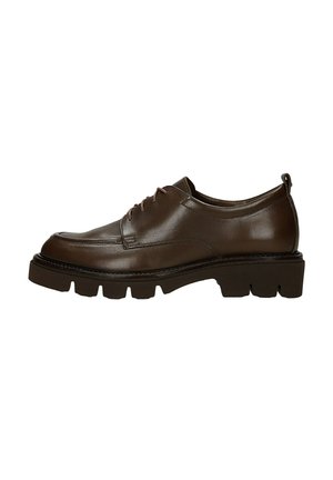 Scarpa da uomo in pelle marrone con punta arrotondata, dettagli di cucitura sottili e suola in gomma spessa. Presenta chiusura con lacci e un'impronta sul tallone.