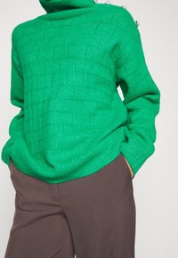 Custommade Sweter