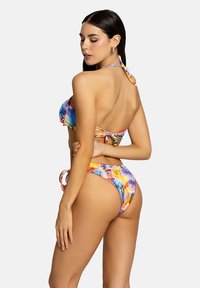 Bikini colorato con motivo floreale, caratterizzato da un top arricciato con lacci al collo e un perizoma a vita bassa con lacci laterali. Realizzato in tessuto elasticizzato.