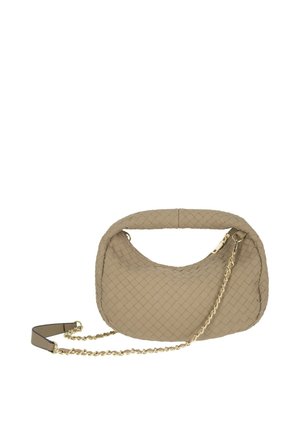 Woven taupe skórzana torebka z wyściełanym uchwytem i złotym łańcuszkiem, w kształcie półksiężyca, z zamkiem błyskawicznym u góry.