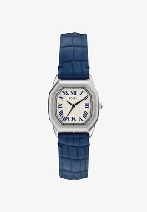 Silberfarbene achteckige Uhr mit einem strukturierten hellbeige Zifferblatt, blauen römischen Ziffern und einem blauem Lederarmband im Krokodilmuster.