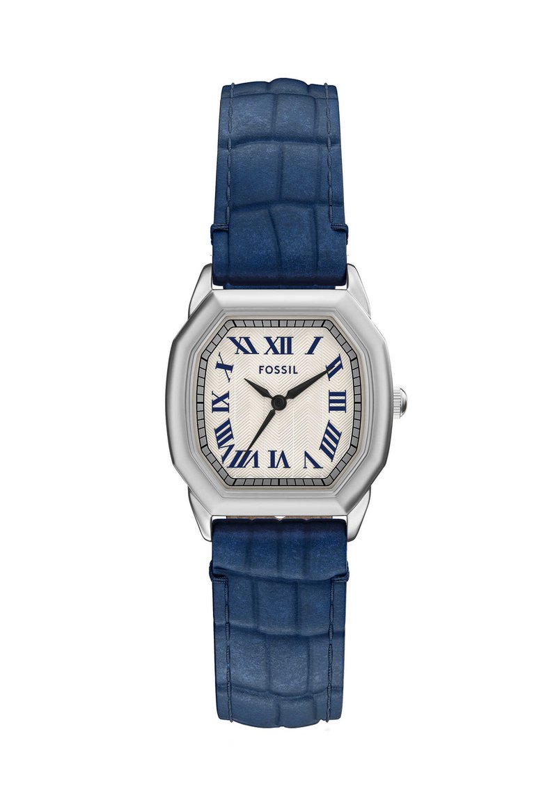 Silberfarbene achteckige Uhr mit einem strukturierten hellbeige Zifferblatt, blauen römischen Ziffern und einem blauem Lederarmband im Krokodilmuster.