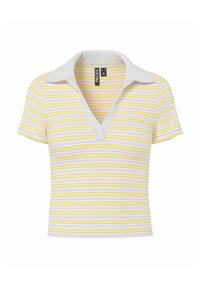 Top de polo recortado a rayas amarillas y blancas con mangas cortas, que presenta un collar blanco y un escote en V. La tela parece tener una textura acanalada.