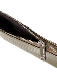 Portafoglio a zip verde con texture e hardware argentato, con una sezione aperta e una fodera interna scura. Presenta un motivo in pelle di coccodrillo.