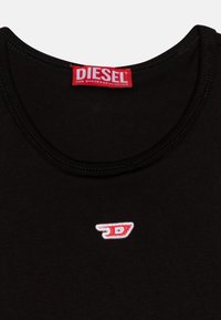 T-shirt in cotone nero con scollatura rotonda, caratterizzato da un logo rosso Diesel ricamato sul petto con un contorno bianco.