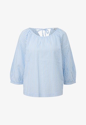 Błękitna i biała bluzka w pionowe paski z trójczwartkowymi bufkami na rękawach i zawiązywana na kokardę z tyłu przy dekolcie.