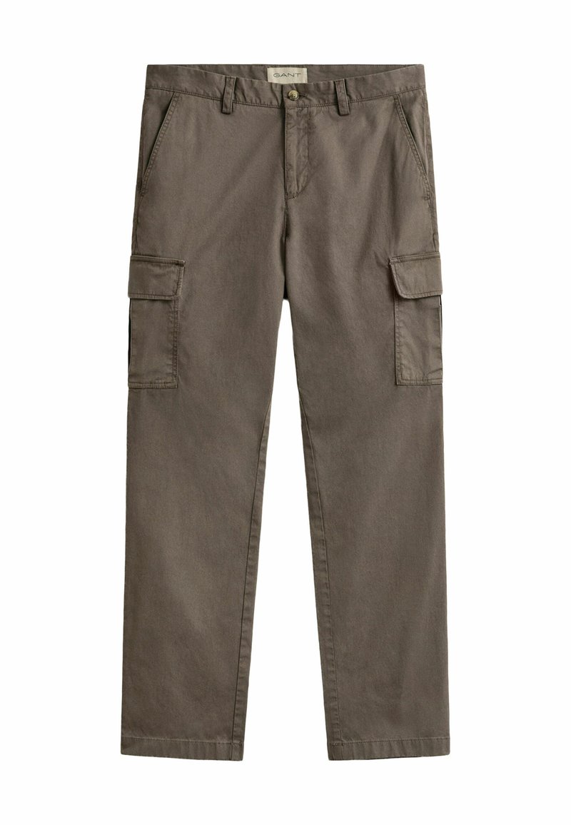 Pantalones cargo marrones con bolsillos laterales con solapa, trabillas para cinturón, cierre de botón y bolsillos frontales inclinados, colocados planos sobre un fondo blanco.