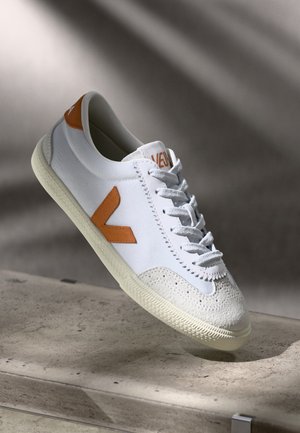 VOLLEY - Matalavartiset tennarit - white/umber