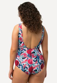 Eén-delig badpak met een lage rugontwerp, voorzien van een kleurrijk bloemenpatroon in tinten roze, rood en blauw op een lichte achtergrond.