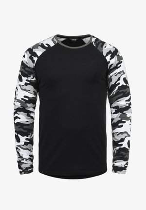 Hosszú ujjú ing, fekete testen és szürke kamuflázs mintázatú ujjakon. Az anyaga puhanak tűnik, kerek nyakkivágással és laza szabással.