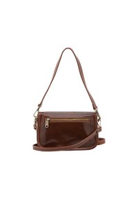Braune Ledertasche mit einer glatten, glänzenden Oberfläche. Verfügt über eine Reißverschlusstasche auf der Vorderseite und einen dünnen, verstellbaren Trageriemen.