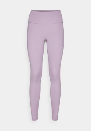 Leggings atléticos en color lila con cintura alta, fabricados en una tela suave y elástica. Cuentan con bolsillos laterales para mayor comodidad. Marca mínima en la pierna.