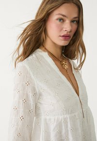 Stradivarius FLOWING WITH EMBROIDERY - Denné šaty - white