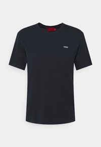 Ensfarvet sort T-shirt med kortærmer, med lille hvidt omvendt "HUGO" logo på venstre bryst og rød etiket i halsudskæringen.