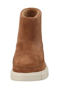 Braune Wildleder-Stiefelette mit abgerundeter Spitze, glatter Oberfläche, gepolstertem Innenraum und gepolsterter weißer Gummisohle. Keine sichtbaren Beschläge.
