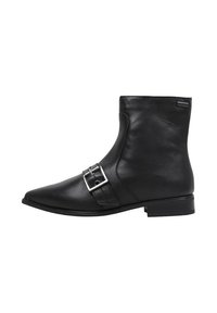 Botte de cheville en cuir noir avec un bout pointu, sangle à boucle en argent sur le devant et petit talon carré.