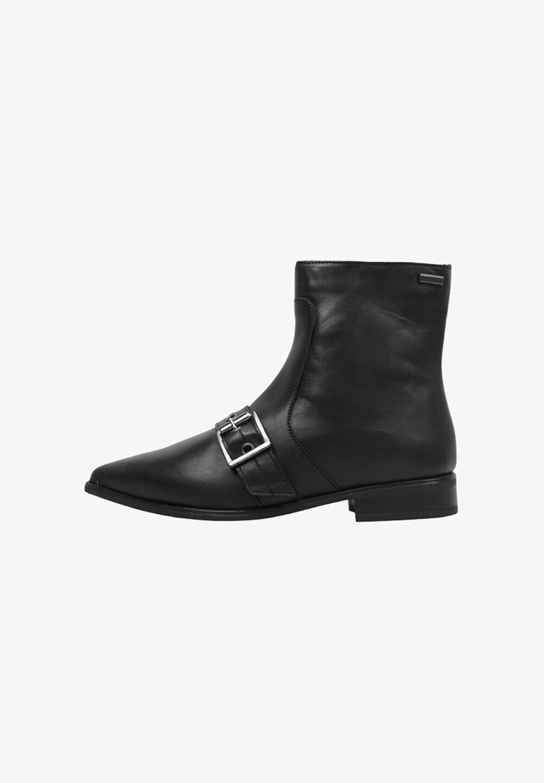 Botte de cheville en cuir noir avec un bout pointu, sangle à boucle en argent sur le devant et petit talon carré.