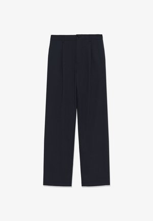 Navy plave hlače nabrane od glatkog materijala. Imaju kopčanje na gumb i petlje za remen, ravne nogavice i bez vidljivih uzoraka.