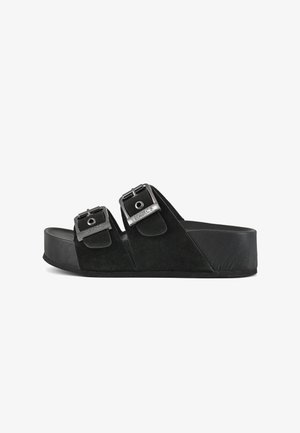 Sandali slide in suede nero con due fibbie metalliche regolabili, una suola piatta nera spessa e una parte superiore testurizzata per una migliore presa.