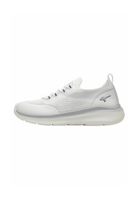 Baskets de sport blanches avec une tige en mesh respirant et un système de laçage. Elles présentent un capuchon de protection texturé et un accent gris sur la semelle intermédiaire.