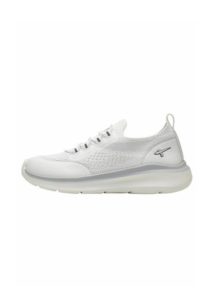 Baskets de sport blanches avec une tige en mesh respirant et un système de laçage. Elles présentent un capuchon de protection texturé et un accent gris sur la semelle intermédiaire.
