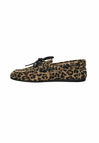 Leoaprdruck Slipper aus weichem Wildleder mit schwarzem Spitzendetail, flacher Sohle, abgerundetem Zehenbereich und kontrastierenden schwarzen Akzenten an den Seiten.