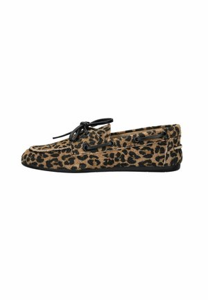Lodičky s leopardím potiskem vyrobené z měkké nubukové kůže s černými šněrovacími detaily, plochou podrážkou, zaoblenou špičkou a kontrastními černými akcenty po stranách.