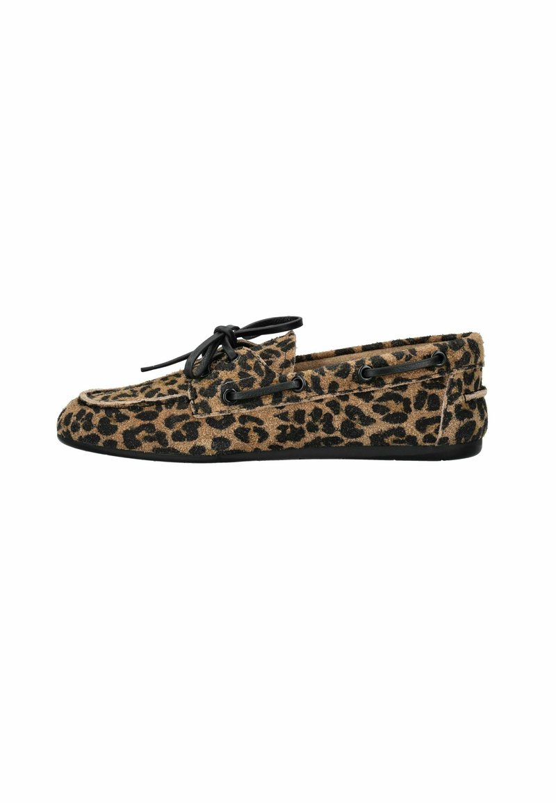 Leoaprdruck Slipper aus weichem Wildleder mit schwarzem Spitzendetail, flacher Sohle, abgerundetem Zehenbereich und kontrastierenden schwarzen Akzenten an den Seiten.