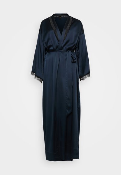 Dolga mornarsko modra satenska halja z čipkastim okrasom na rokavih in ovratniku, ki vključuje ujemajoč pas in gladko, tekočo zasnovo.