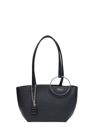 Bolso de mano de cuero negro con textura, dos asas para el hombro, cadena y etiqueta plateadas, y detalle de asa metálica circular con la etiqueta "Replay Since 1981."