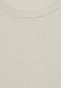 Pull en maille couleur crème avec un col rond et des poignets côtelés, présentant un tissu lisse et texturé sans motifs ni ornements.